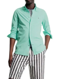 Chemise en coton vert d'eau unie avec une coupe slim et un col boutonné