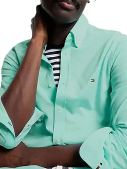 Chemise en coton vert d'eau unie avec une coupe slim et un col boutonné