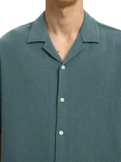 Chemise en coton verte unie pourvue d'une coupe droite et d'un col cubain