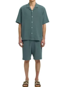 Chemise en coton verte unie pourvue d'une coupe droite et d'un col cubain
