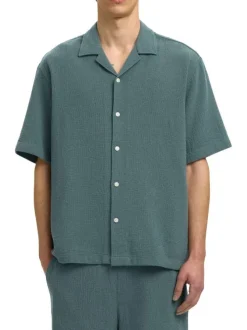 Chemise en coton verte unie pourvue d'une coupe droite et d'un col cubain