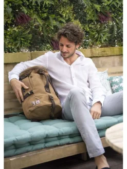 Chemise en lin blanc à coupe droite pourvue d'un col à revers