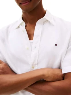 Chemise en lin blanche à coupe droite pourvue d'un col boutonné