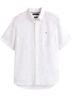 Chemise en lin blanche à coupe droite pourvue d'un col boutonné