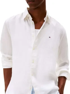 Chemise en lin blanche à coupe droite pourvue d'un col boutonné