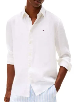 Chemise en lin blanche à coupe droite pourvue d'un col boutonné