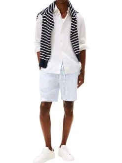 Chemise en lin blanche à coupe droite pourvue d'un col boutonné