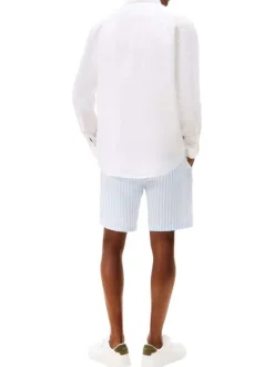 Chemise en lin blanche à coupe droite pourvue d'un col boutonné