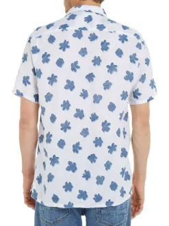 Chemise en lin blanche fleurie avec une coupe droite et un col cubain