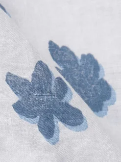 Chemise en lin blanche fleurie avec une coupe droite et un col cubain