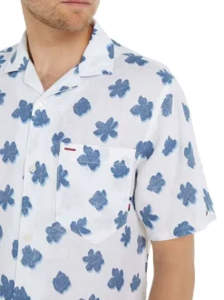 Chemise en lin blanche fleurie avec une coupe droite et un col cubain