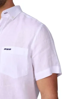 Chemise en lin blanche unie avec une coupe droite et un col boutonné