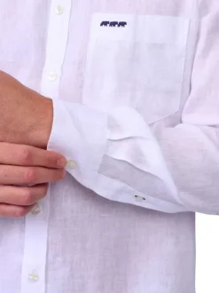 Chemise en lin blanche unie avec une coupe droite et un col boutonné