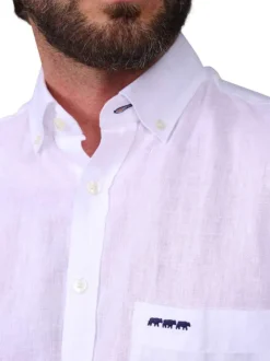 Chemise en lin blanche unie avec une coupe droite et un col boutonné