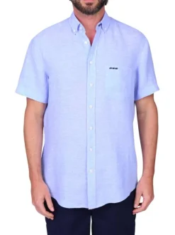 Chemise en lin bleu ciel unie avec une coupe droite et un col boutonné