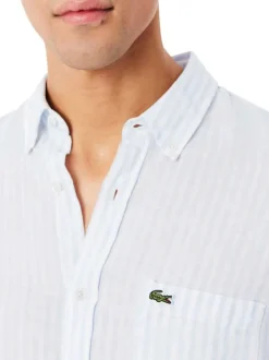 Chemise en lin bleu clair à coupe droite ornée d'un motif à rayures