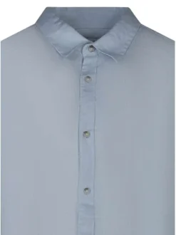 Chemise en lin bleu clair unie avec une coupe droite et un col français