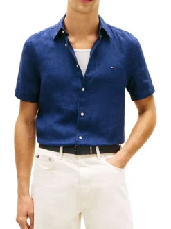 Chemise en lin bleue à coupe droite pourvue d'un col boutonné