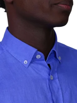 Chemise en lin bleue unie avec une coupe droite et un col boutonné