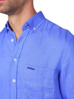 Chemise en lin bleue unie avec une coupe droite et un col boutonné