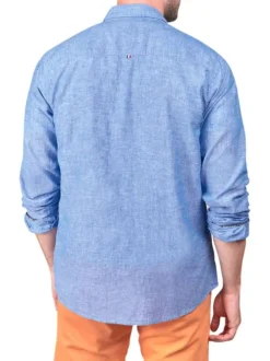 Chemise en lin bleue unie avec une coupe regular fit et des manches boutonnées