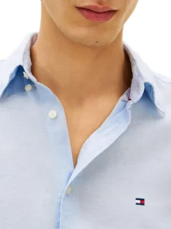 Chemise en lin ciel à coupe droite pourvue d'un col boutonné