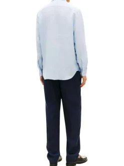Chemise en lin ciel à coupe droite pourvue d'un col boutonné