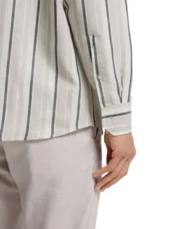 Chemise en lin et coton beige pourvue d'un motif à rayures verticales