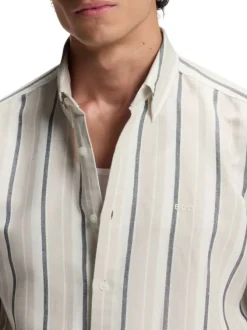 Chemise en lin et coton beige pourvue d'un motif à rayures verticales