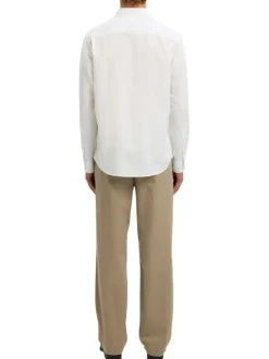 Chemise en lin et coton blanche uni avec une coupe ajustée et un col boutonné