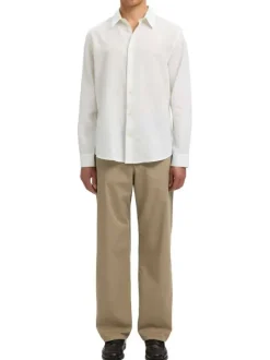 Chemise en lin et coton blanche uni avec une coupe ajustée et un col boutonné