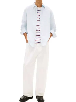 Chemise en lin et coton bleu clair unie avec une coupe droite et un col à revers