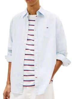 Chemise en lin et coton bleu clair unie avec une coupe droite et un col à revers