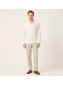 Chemise en lin et coton écrue unie pourvue du logo brodé sur la poitrine