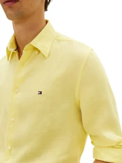 Chemise en lin jaune à coupe droite pourvue d'un col boutonné