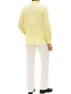 Chemise en lin jaune à coupe droite pourvue d'un col boutonné