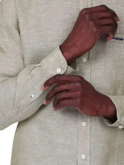 Chemise en lin kaki unie avec une coupe droite et un col boutonné