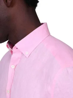 Chemise en lin rose unie avec une coupe droite et un col boutonné