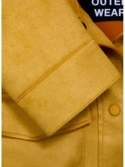 Chemise en suédine moutarde avec une coupe droite et col italien
