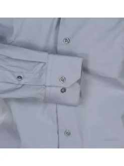 Chemise grise unie avec une coupe ajustée un col italien et des manches longues