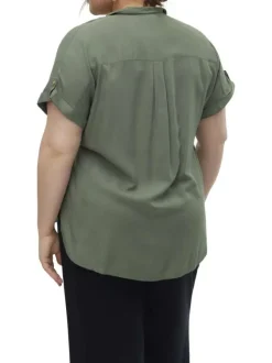 Chemise kaki à coupe droite pourvue d'un col v à revers et de manches courtes
