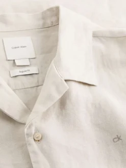 Chemise à manches courtes en lin beige unie avec un col cubain