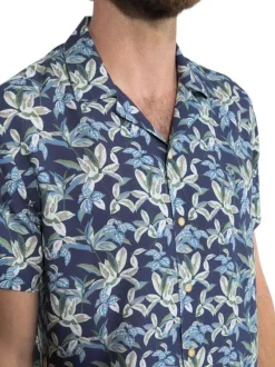 Chemise manches courtes marine avec des imprimés une coupe droite un col cubain
