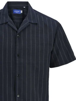 Chemise manches courtes marine à rayures avec coupe regular et un col cubain