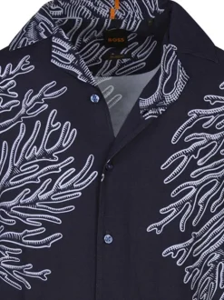 Chemise marine avec des imprimés une coupe droite et un col cubain