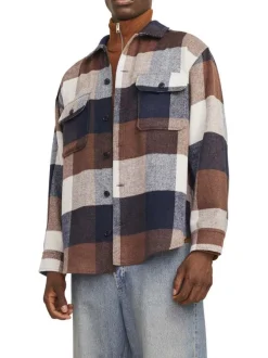 Chemise marine à carreaux avec une coupe droite et un col à revers