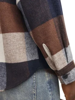 Chemise marine à carreaux avec une coupe droite et un col à revers