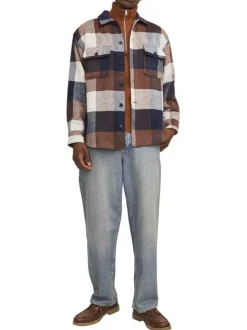 Chemise marine à carreaux avec une coupe droite et un col à revers