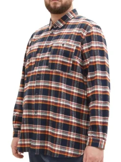 Chemise marine à carreaux avec une coupe regular fit et un col français