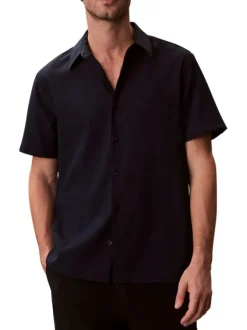 Chemise marine à coupe droite pourvue d'un col à revers et de manches courtes